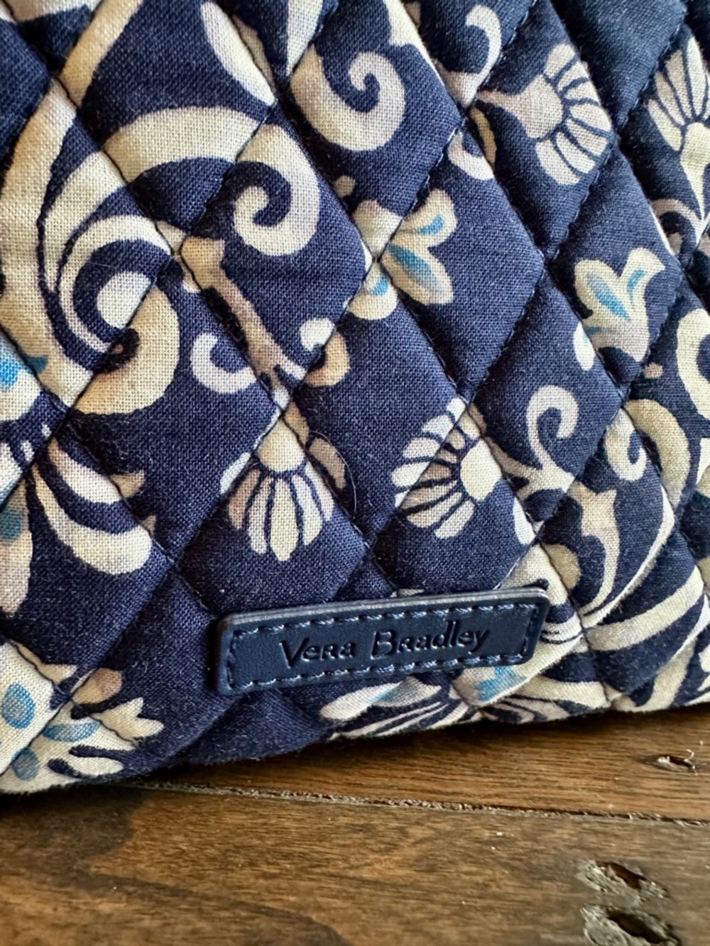 Vera Bradley Large On the Go Crossbody – Steel Blue Medallion (NWT) - Picture 3 of 11